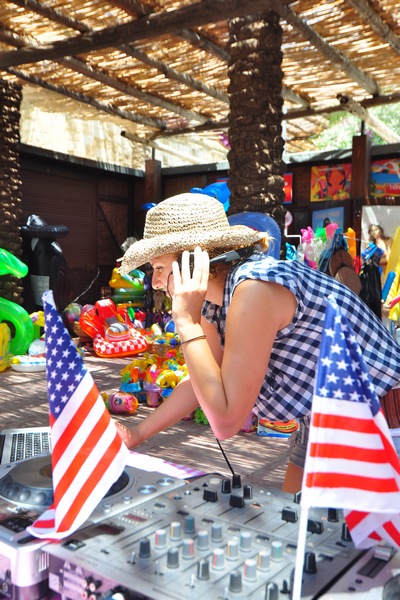 Shopping Piazza at Edde Sands